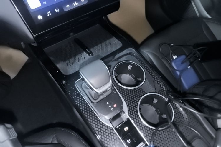 红旗HS3 PHEV 2024款 PHEV 115km 劲为版中控内饰18