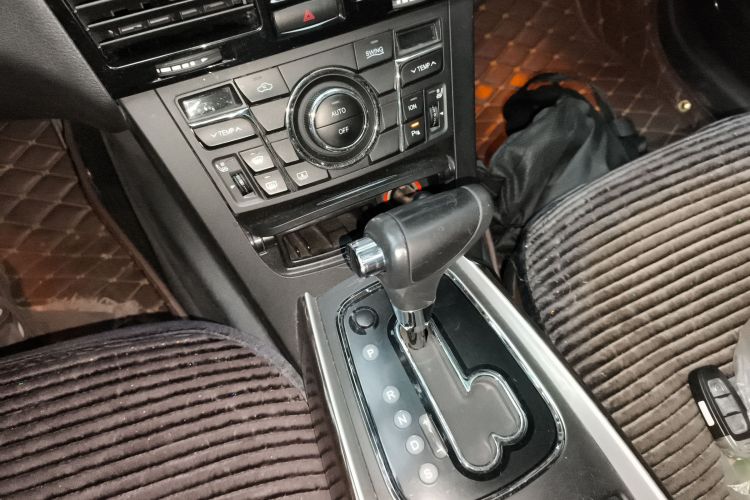 红旗H7 2015款 2.0T 豪华型中控内饰18