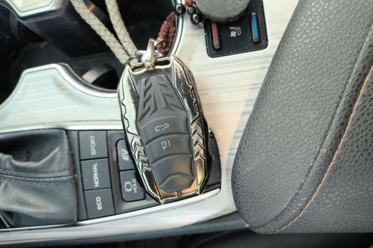 丰田 凯美瑞 2019款 改款 双擎 2.5HQ 旗舰版中控内饰7001