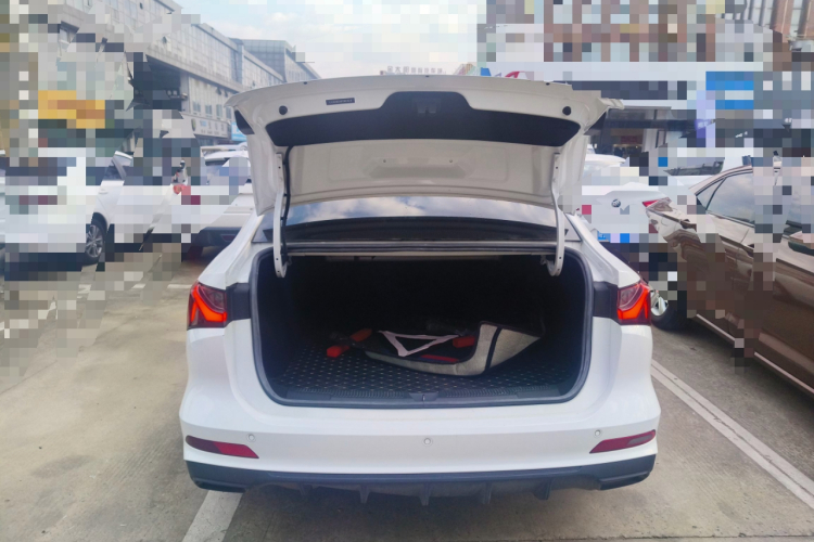 荣威i5 2023款 1.5L 手动优越版机舱底盘23