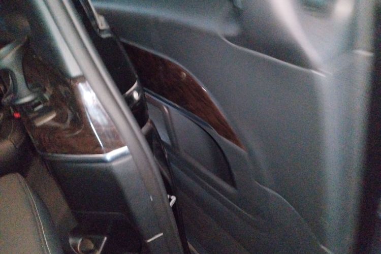 奔驰V级 2018款 V 260 L 尊贵加长版 国VI中控内饰7008