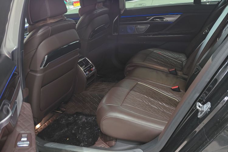 宝马7系 2019款 740Li 领先型 M运动套装中控内饰21