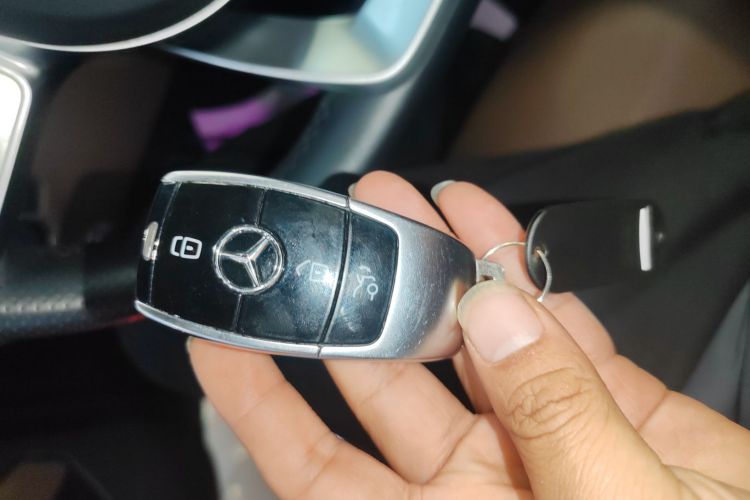 奔驰E级 2020款 改款 E 300 L 运动时尚型中控内饰11