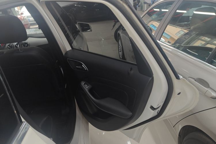 奔驰B级 2019款 B 200 动感型中控内饰45