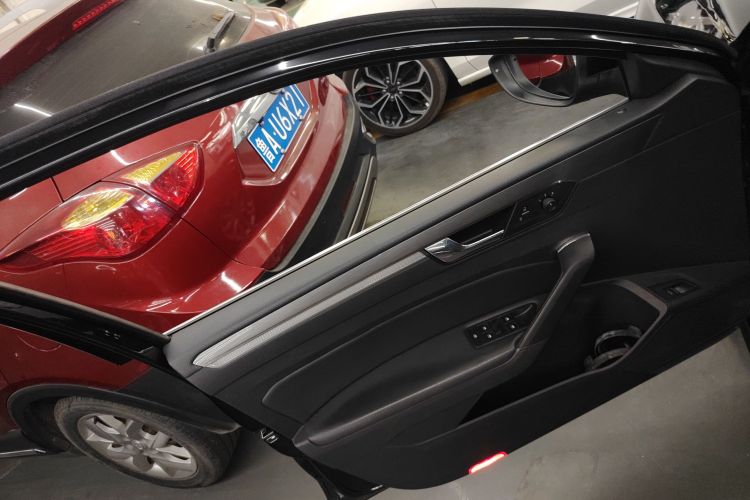 大众 帕萨特 2017款 330TSI DSG尊荣版中控内饰7007