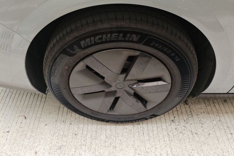 理想汽车 理想MEGA 2025款 Home 家庭特别版车身外观6008