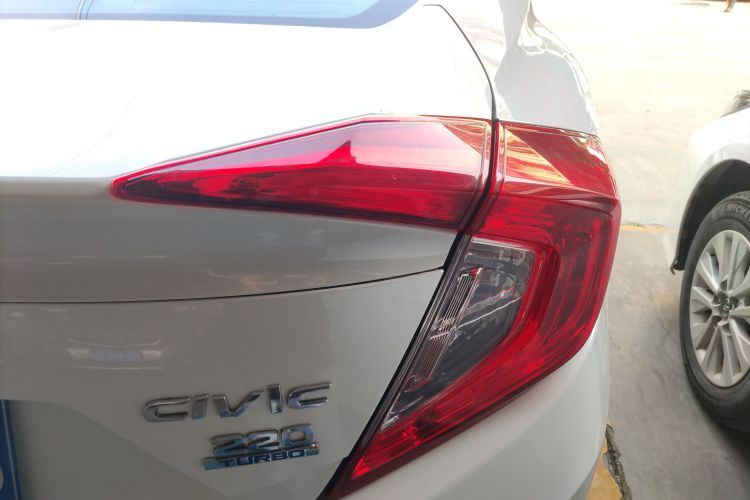 本田 思域 2016款 220TURBO CVT豪华版车身外观9