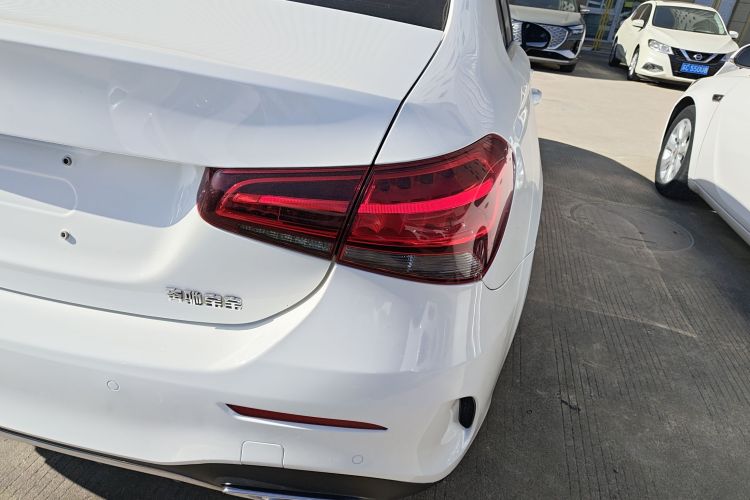 奔驰A级 2019款 A 180 L 运动轿车车身外观9