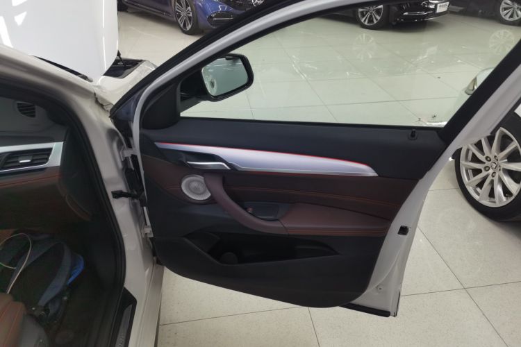 宝马X2 2021款 改款 sDrive25i 曜夜版中控内饰42