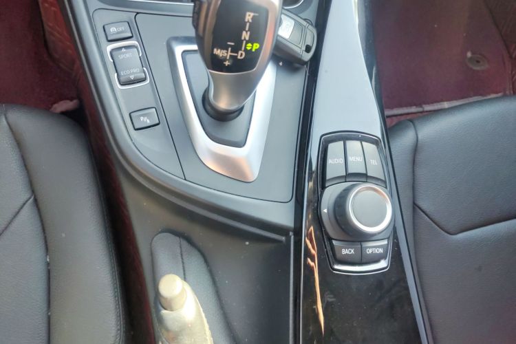 宝马3系 2017款 318i 时尚型中控内饰18