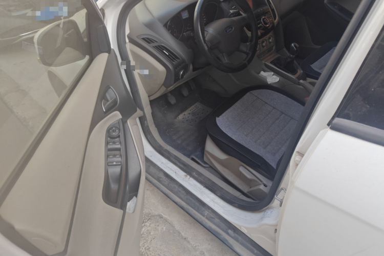 福特 福克斯 2012款 三厢 1.6L 手动舒适型中控内饰20