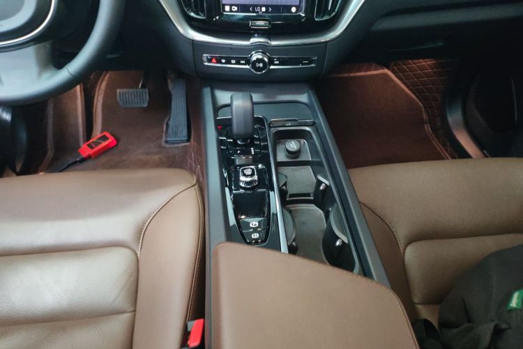 沃尔沃XC60 2025款 B5 四驱智逸豪华版中控内饰18