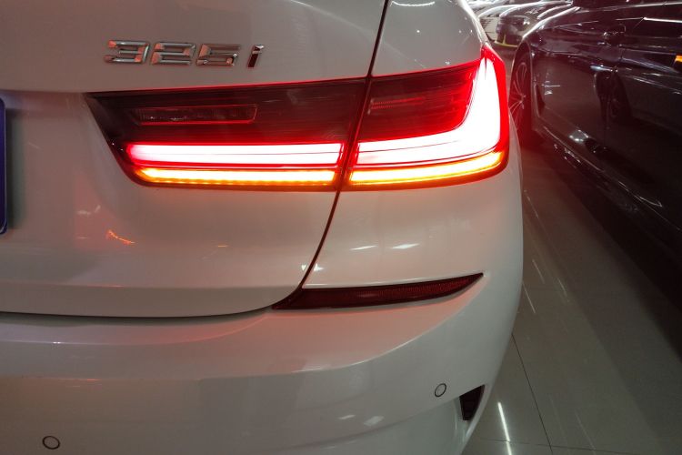 宝马3系 2021款 改款 325i M运动套装车身外观9