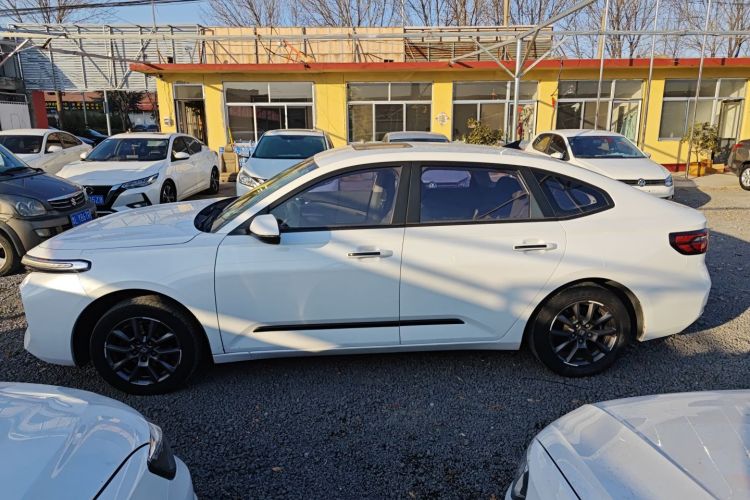 宝骏RC-5 2020款 1.5L 手动智耀豪华型车身外观4