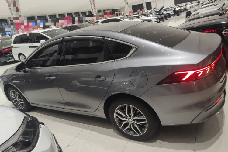 比亚迪 秦PLUS 2024款 荣耀版 DM-i 120KM领先型车身外观4