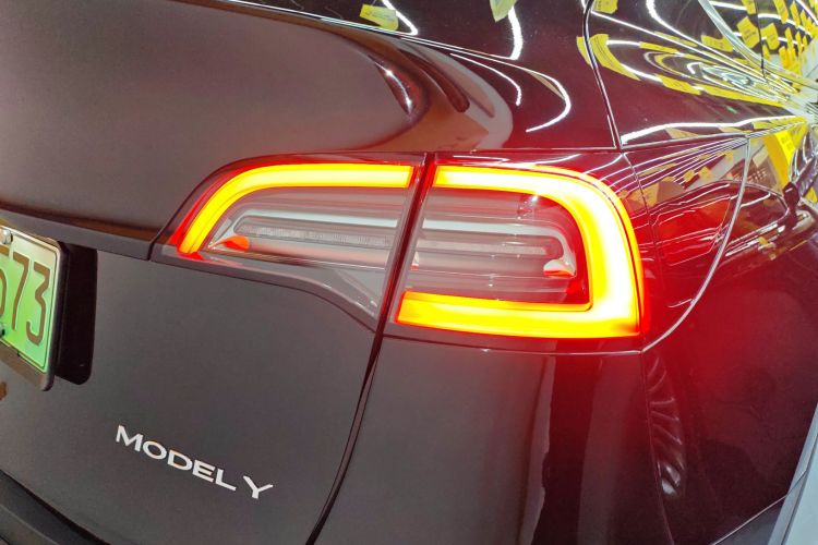 特斯拉 Model Y 2021款 标准续航后驱版车身外观9