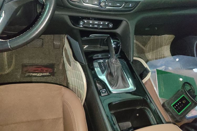 别克 君威 2017款 20T 精英型中控内饰18