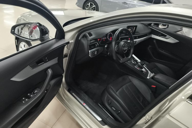 奥迪A4L 2018款 30周年年型 45 TFSI quattro 个性运动版中控内饰20