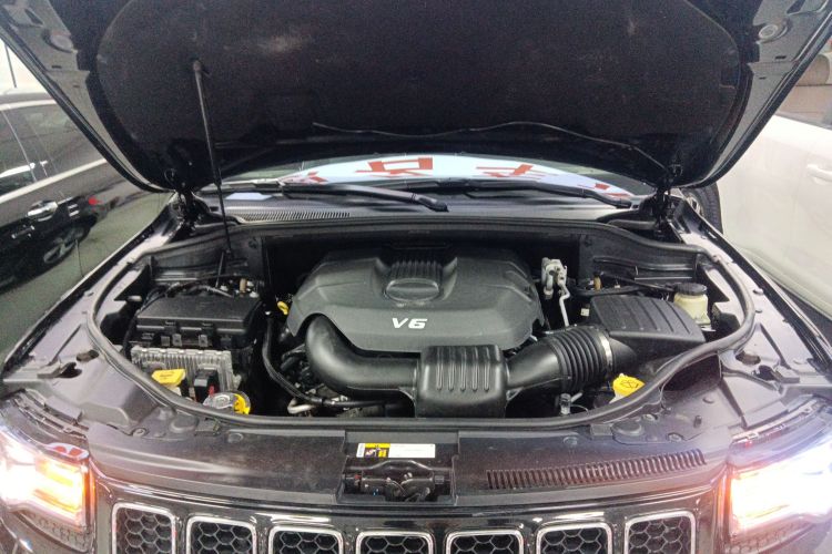 Jeep 大切诺基(进口) 2015款 3.6L 豪华导航版机舱底盘24