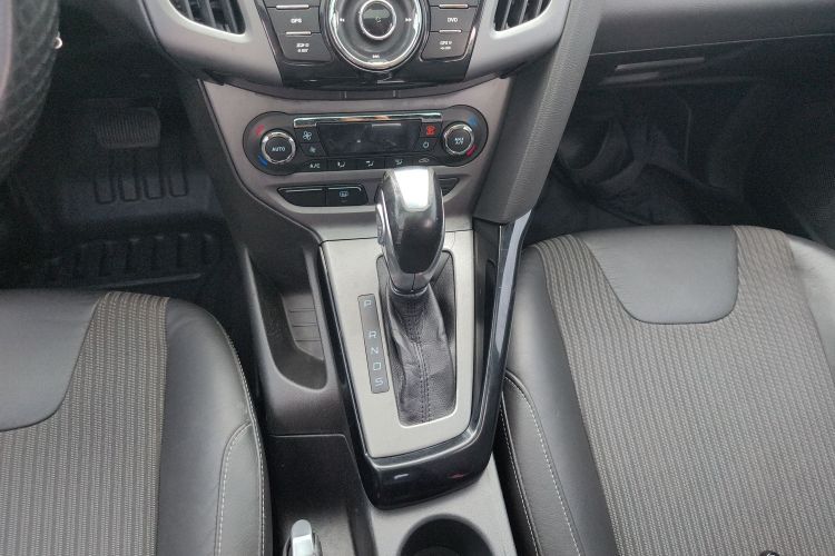 福特 福克斯 2012款 三厢 1.6L 自动风尚型中控内饰18