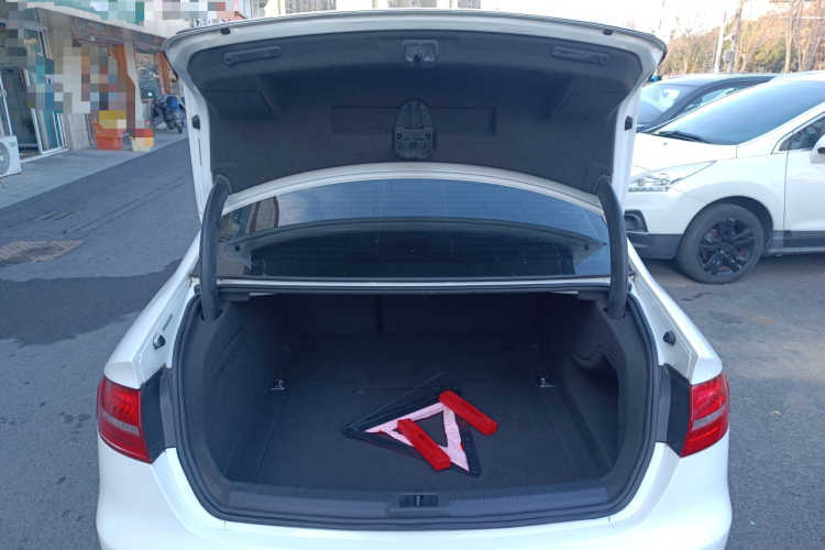 奥迪A4L 2015款 35 TFSI 自动舒适型机舱底盘23