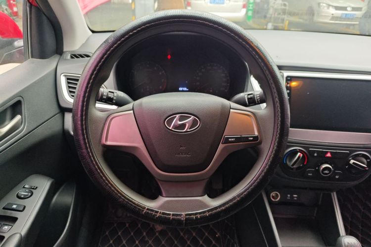 现代 悦纳 2016款 1.4L 手动炫酷版GLS中控内饰13