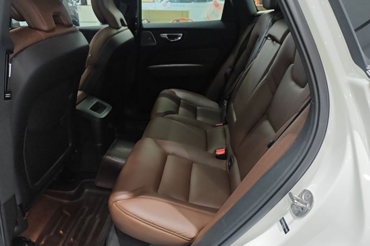 沃尔沃XC60新能源 2025款 插电式混动 长续航四驱智雅豪华版中控内饰7004