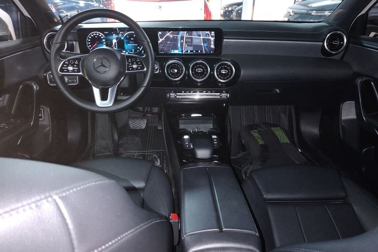 奔驰A级 2022款 改款 A 180 L 运动轿车中控内饰7002