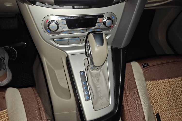 福特 福克斯 2012款 三厢 1.6L 自动风尚型中控内饰18