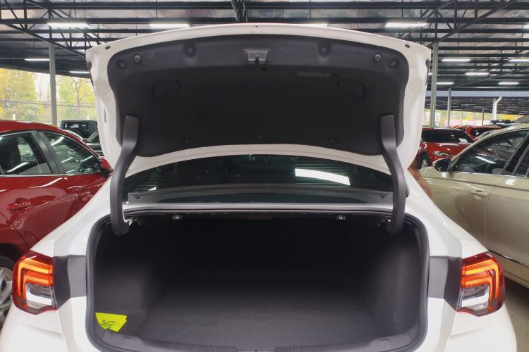 别克 君威 2024款 25T 超享版机舱底盘23