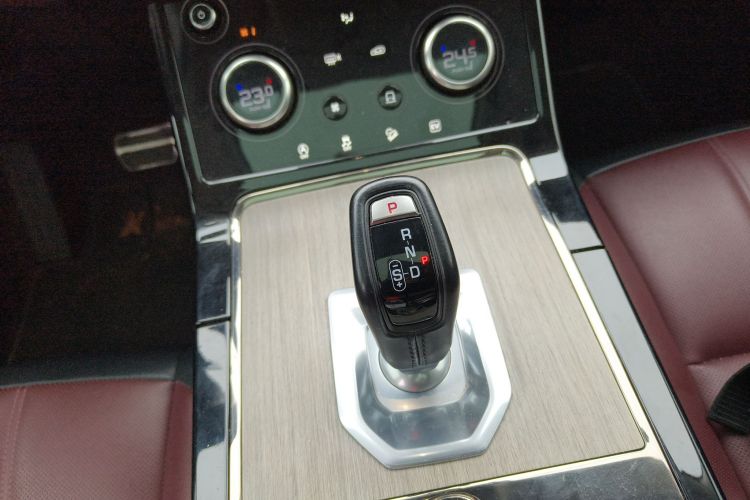 路虎 揽胜极光新能源 2022款 极光L P300e 插电式电动混合版中控内饰18