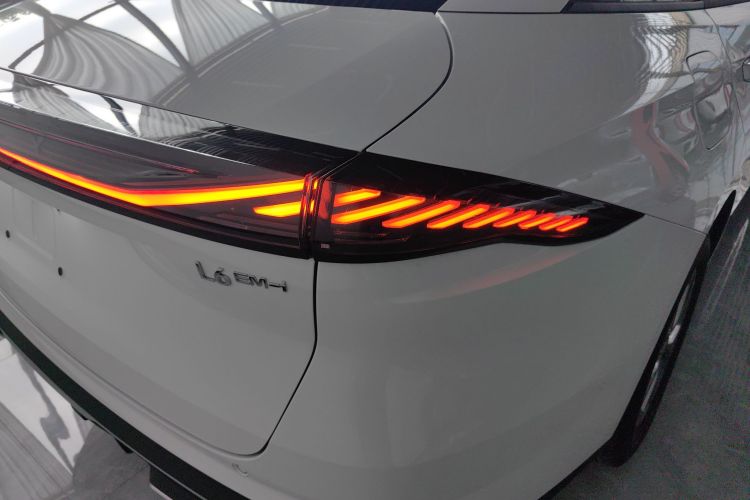 吉利银河 银河L6 2025款 EM-i 60km 探索版车身外观9