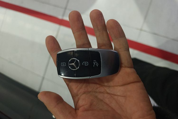 奔驰E级 2018款 改款 E 300 L 时尚型中控内饰11