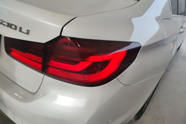 宝马5系 2019款 改款 530Li 领先型 豪华套装车身外观9