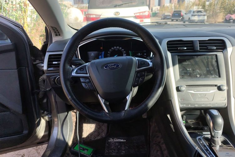 福特 蒙迪欧 2013款 2.0L GTDi200豪华型中控内饰13