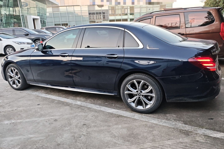 奔驰E级 2020款 改款 E 300 L 运动时尚型车身外观4