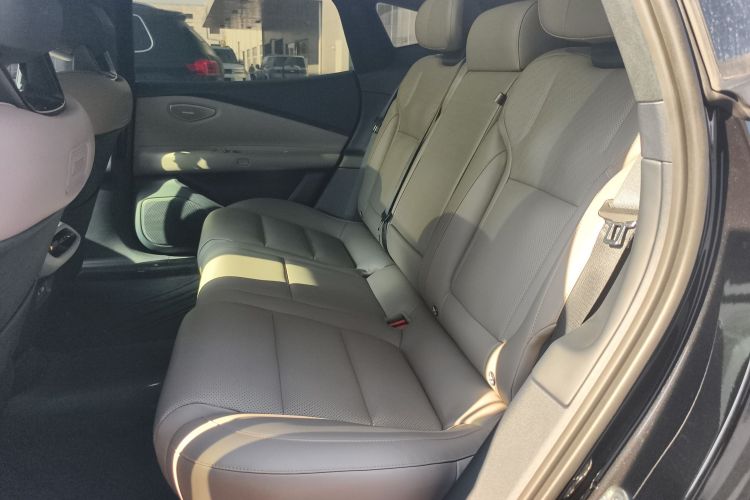 领克Z10 2025款 95kWh 702km四驱Halo中控内饰7004