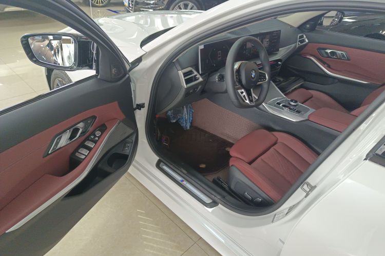 宝马3系 2025款 330Li M运动曜夜套装中控内饰7003