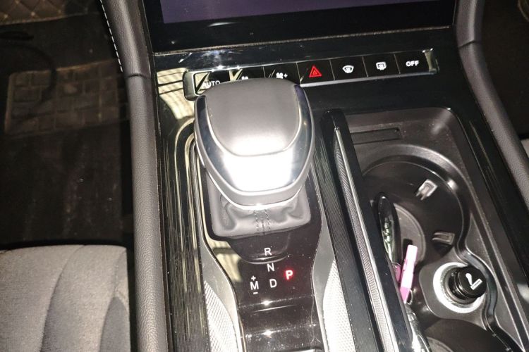 红旗H5 2024款 1.5T DCT智联旗悦版中控内饰18