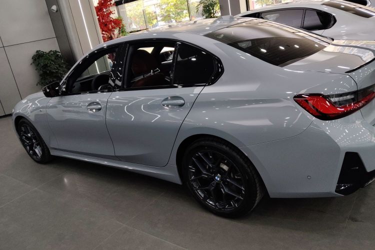 宝马3系 2025款 330i M运动曜夜套装车身外观4