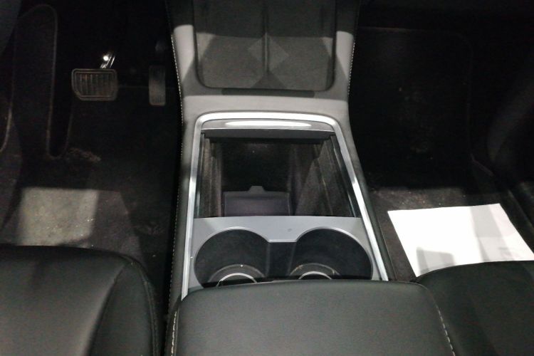 特斯拉 Model Y 2021款 长续航全轮驱动版中控内饰18