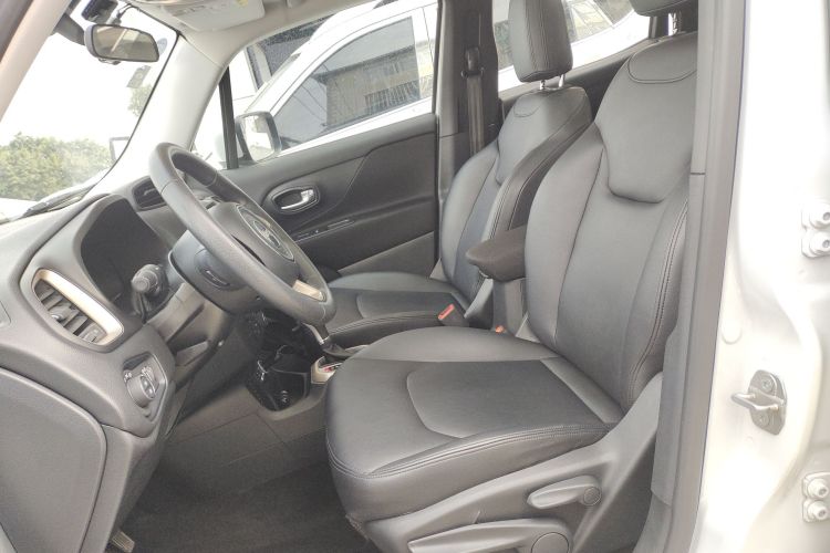 Jeep 自由侠 2018款 互联大屏版 180T 自动高能版中控内饰19