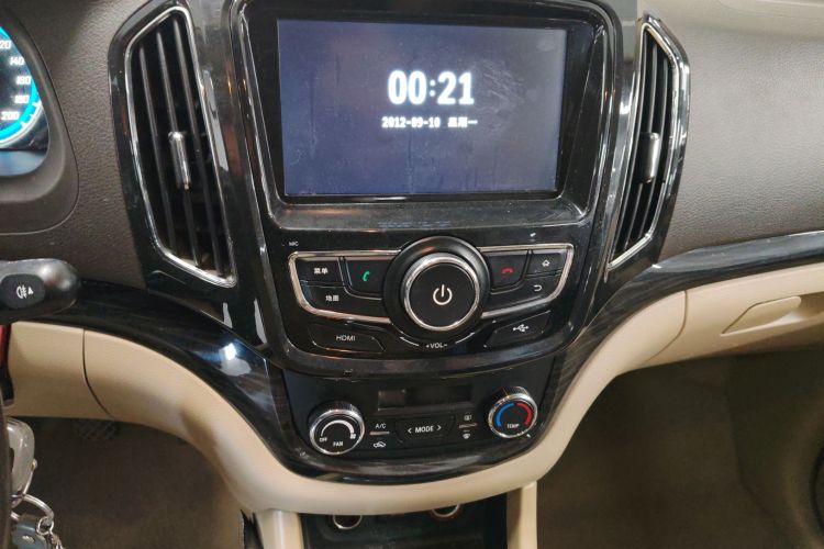 宝骏730 2014款 1.5L 手动豪华型 7座中控内饰16