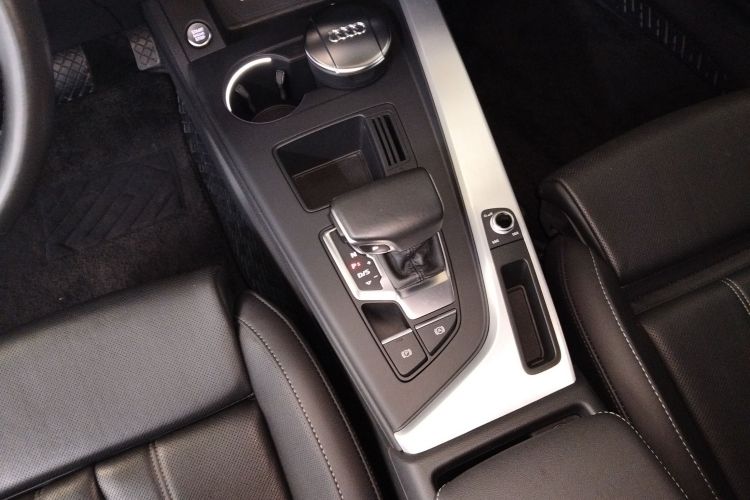 奥迪A4L 2022款 40 TFSI 时尚动感型中控内饰18