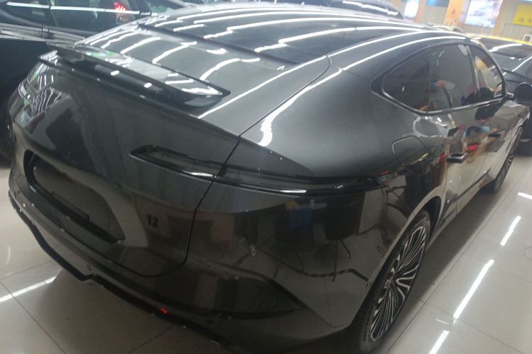 阿维塔12 2025款 Ultra增程版车身外观7