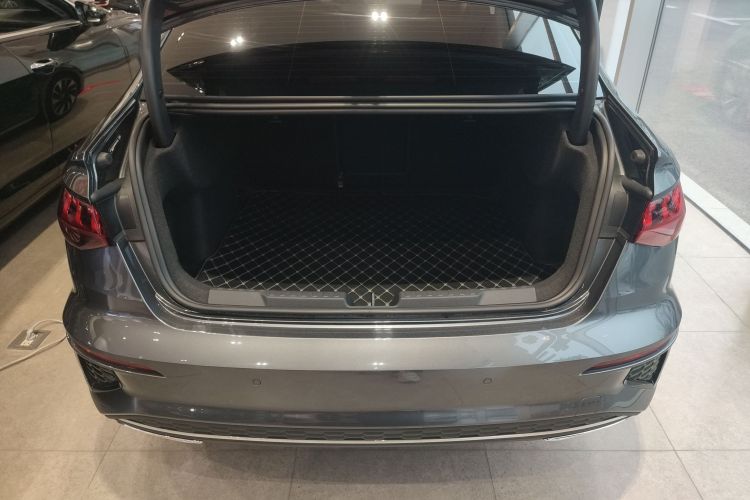 奥迪A3 2024款 A3L Limousine 35 TFSI 时尚运动型机舱底盘23