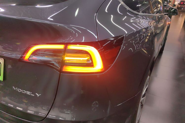 特斯拉 Model Y 2022款 改款 后轮驱动版车身外观9