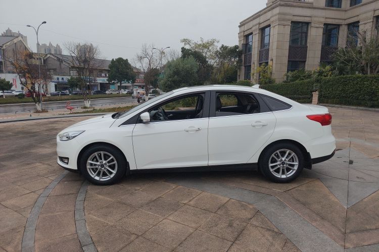 福特 福克斯 2018款 三厢经典 EcoBoost 180 自动精英型车身外观4