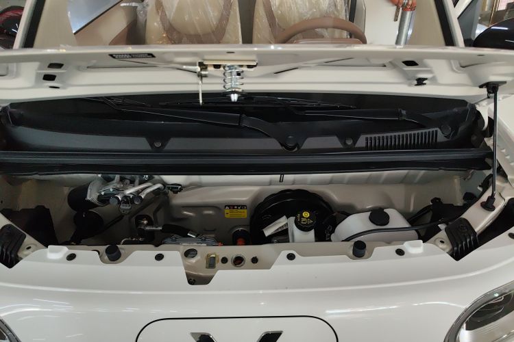 五菱汽车 宏光MINIEV 2024款 第三代 215km 青春版机舱底盘24