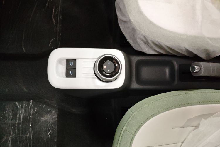 吉利银河 2025款 210km 熊猫骑士中控内饰18